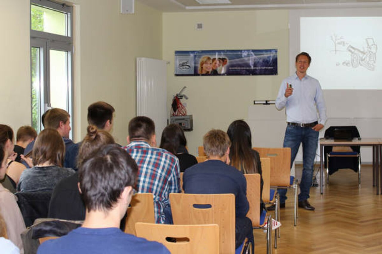 Marketing-Vortrag von Dr. Wistuba für Jahrgang 12 des Wirtschaftsgymnasiums Image 1