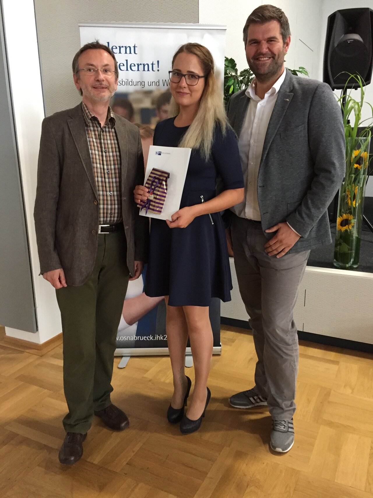 IHK – Auszeichnung der Berufsbesten 2017 – Schülerinnen erhalten Ehrenurkunde Image 1