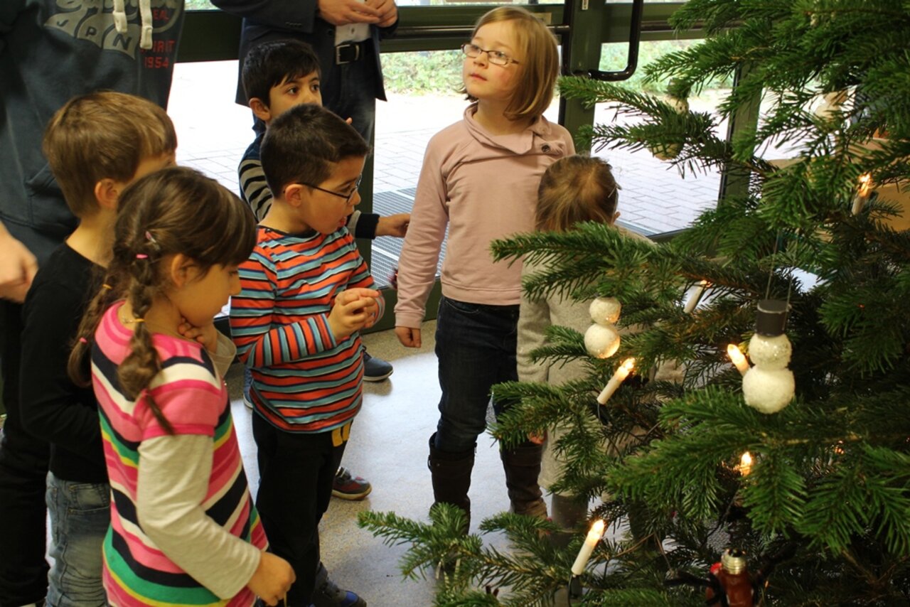 Weihnachtliche Atmosphäre in der Schule Image 3