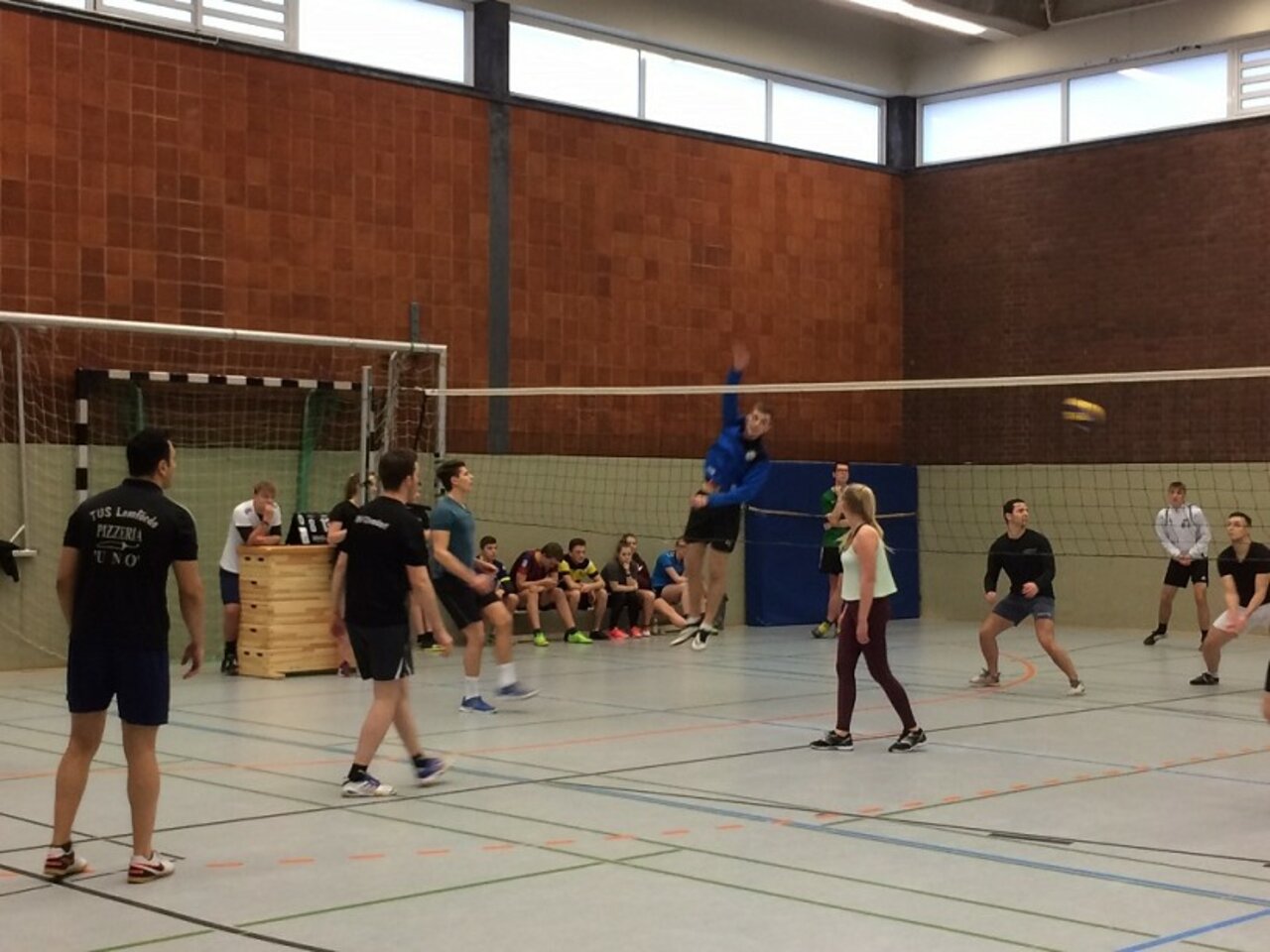 Jahrgang 12 dominiert Weihnachts-Volleyballturnier Image 13