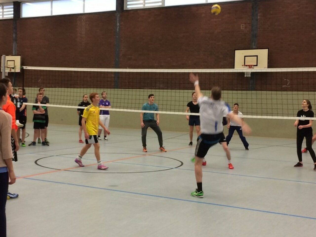 Jahrgang 12 dominiert Weihnachts-Volleyballturnier Image 15
