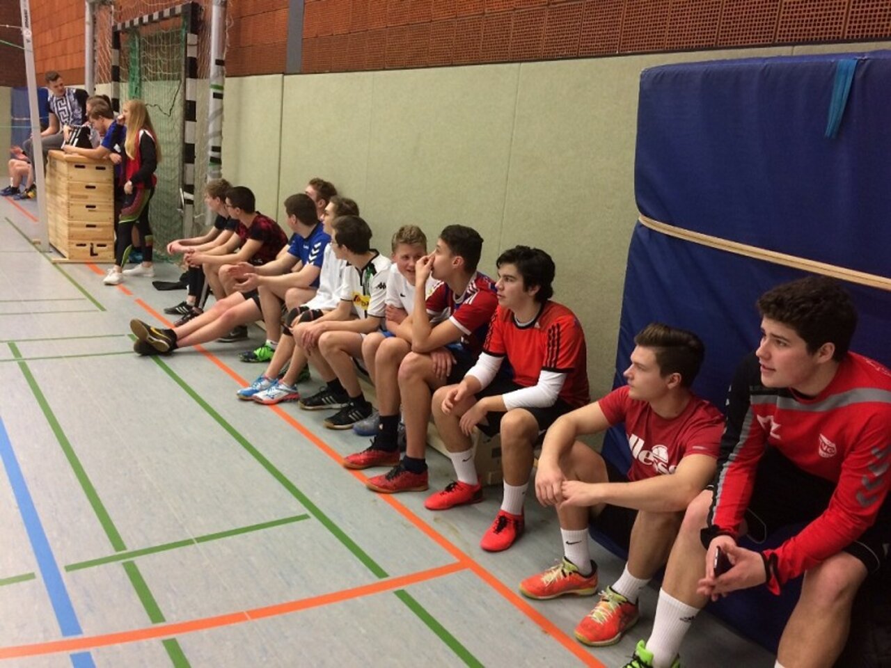 Jahrgang 12 dominiert Weihnachts-Volleyballturnier Image 17