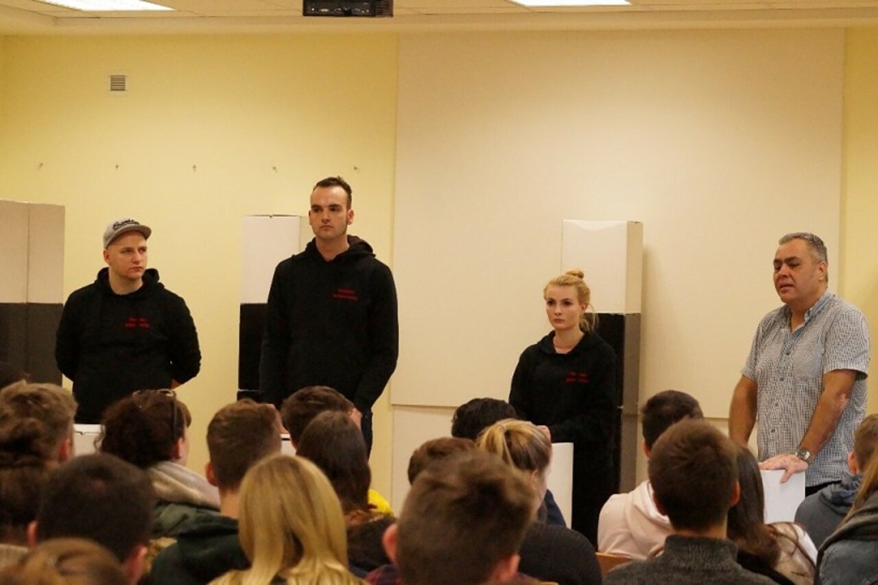 Theateraufführung zum Thema Menschenrechte Image 1