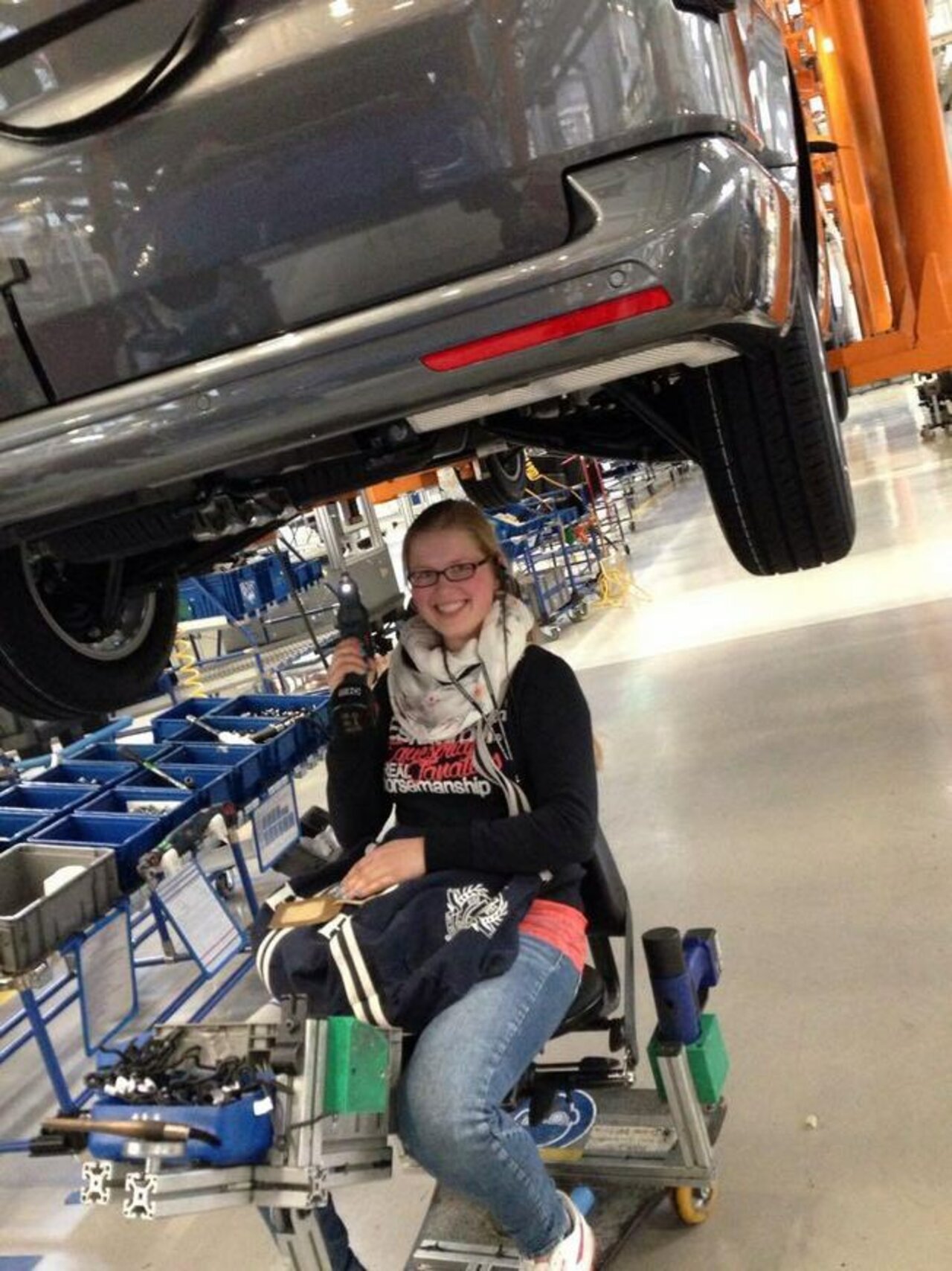 Werksbesichtigung der Industrieklassen bei VW in Hannover-Stöcken Image 1