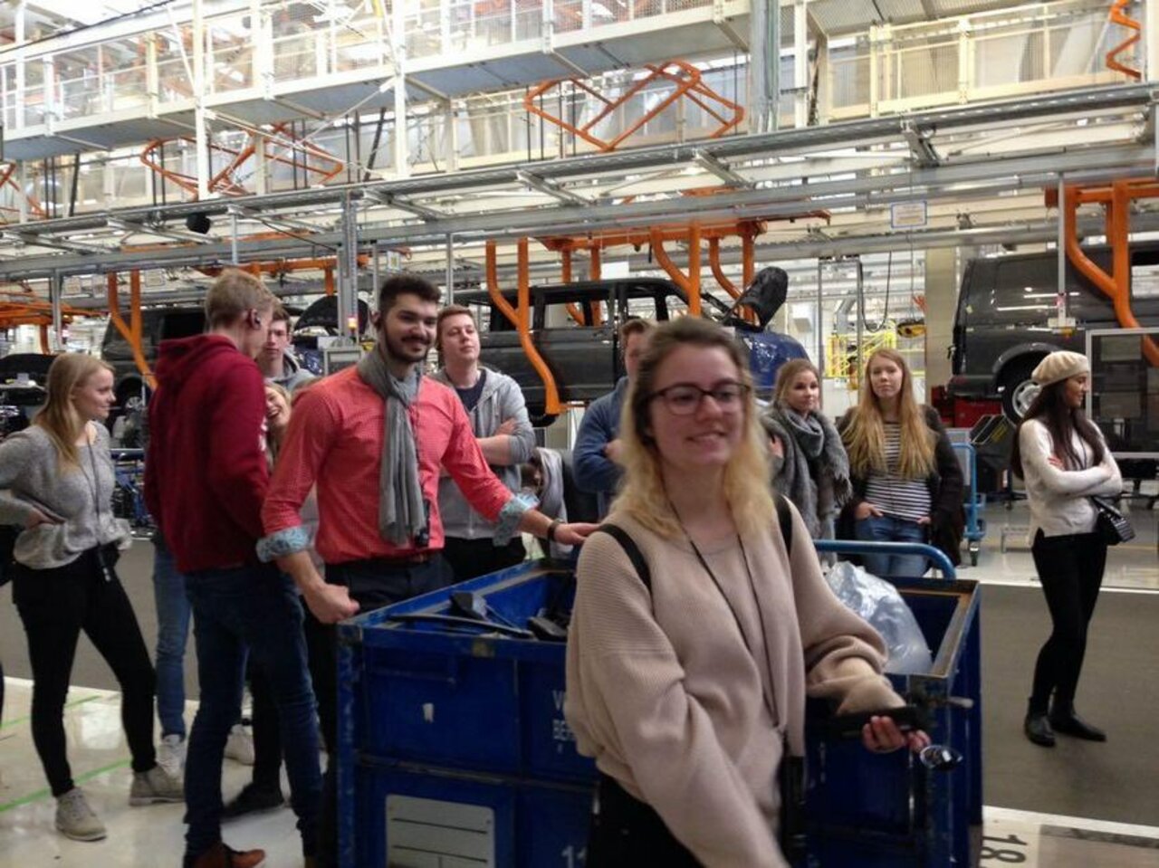 Werksbesichtigung der Industrieklassen bei VW in Hannover-Stöcken Image 2