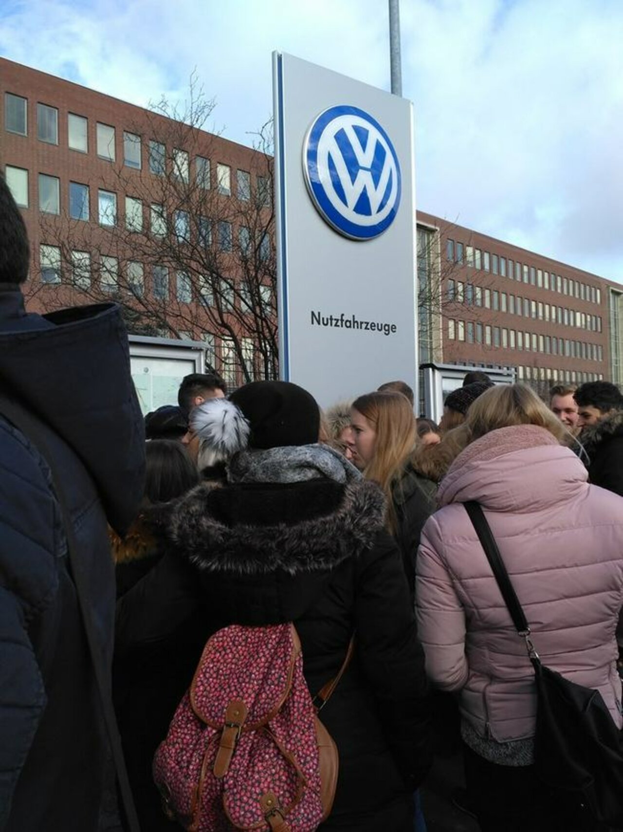 Werksbesichtigung der Industrieklassen bei VW in Hannover-Stöcken Image 3