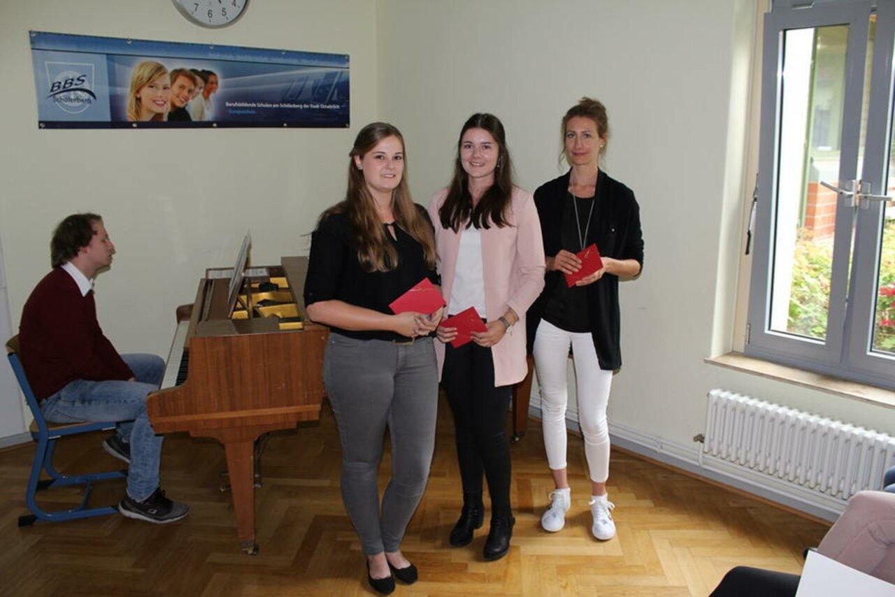 Verabschiedung Industriekaufleute sowie Medienkaufleute Digital und Print Image 1