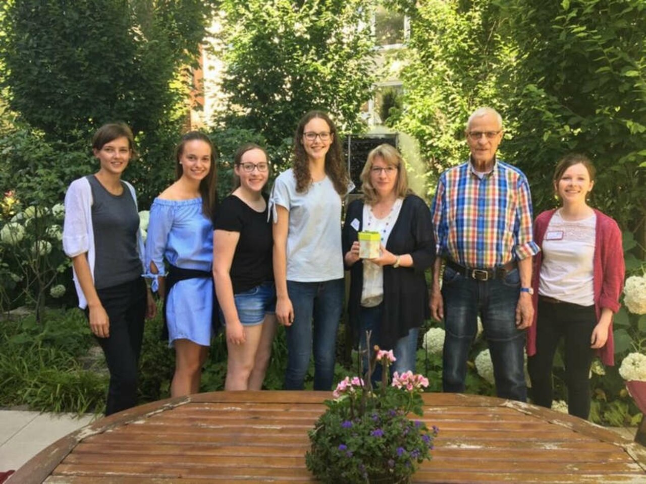 Abiturienten übergeben Kollekte des Abiturgottesdienstes dem Hospiz