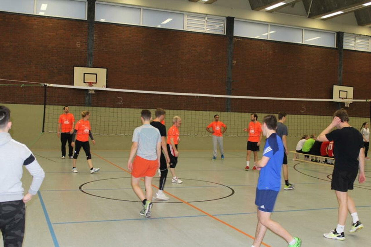 Tolle Spiele beim Weihnachts-Volleyballturnier Image 10