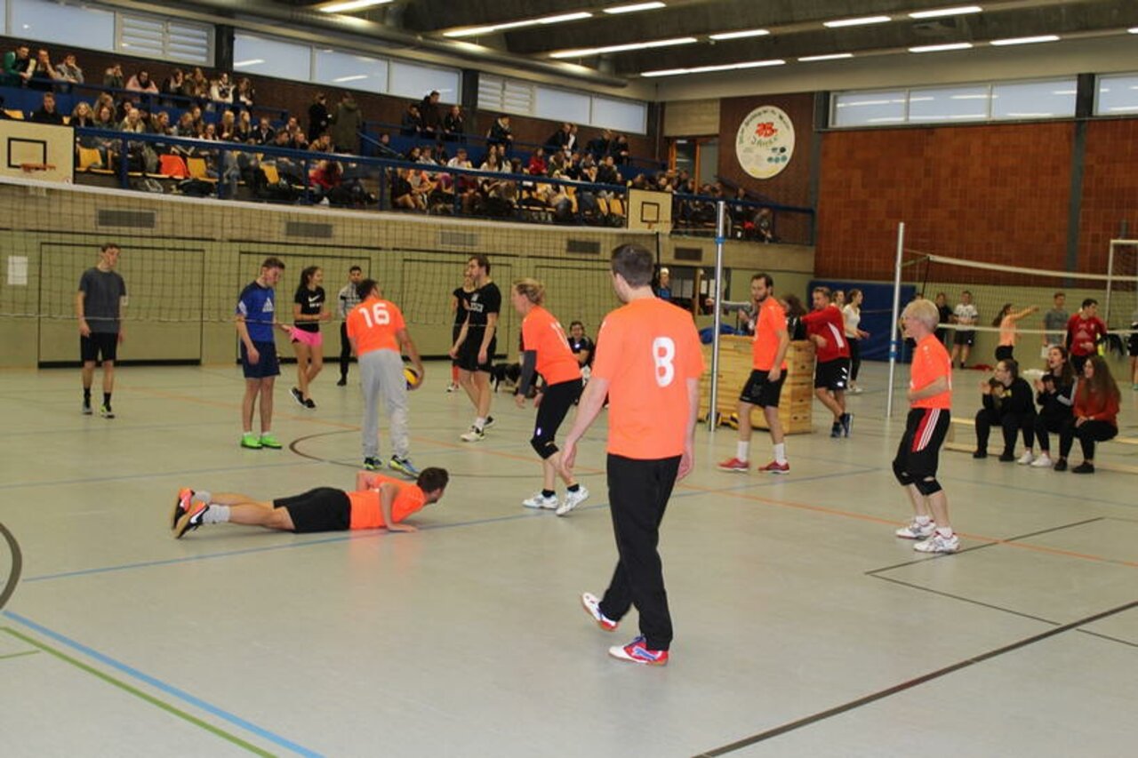 Tolle Spiele beim Weihnachts-Volleyballturnier Image 11