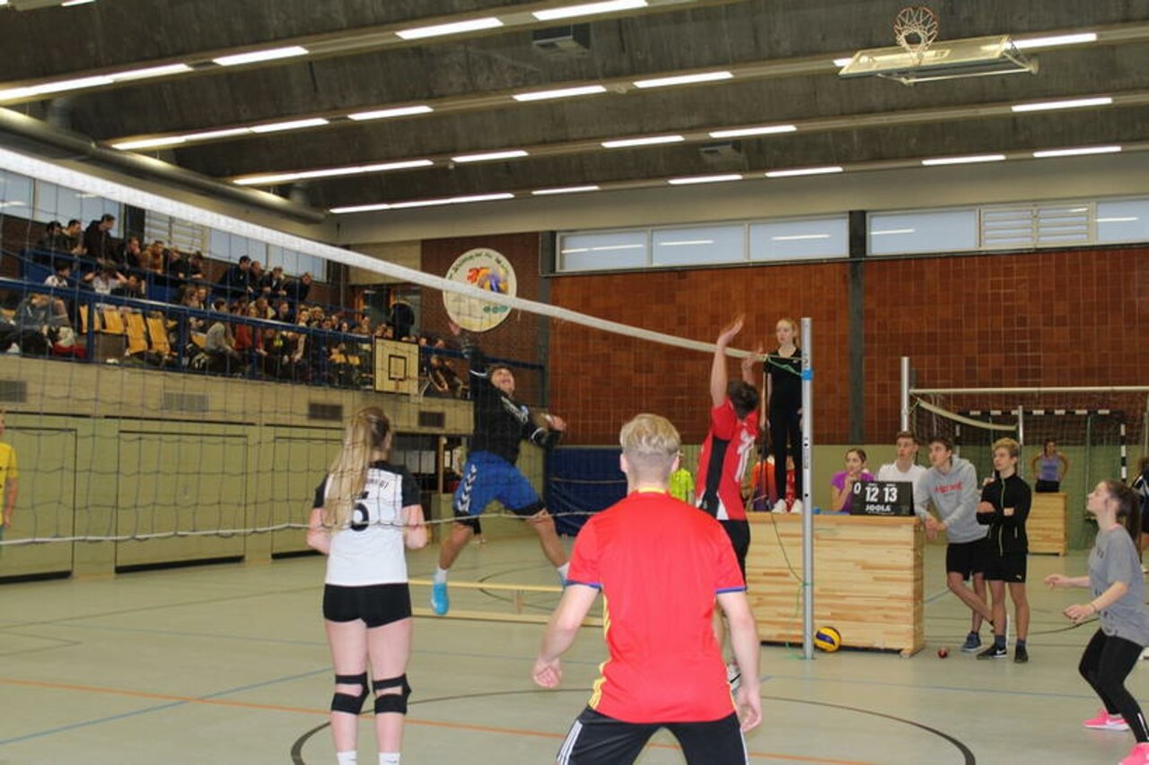 Tolle Spiele beim Weihnachts-Volleyballturnier Image 15