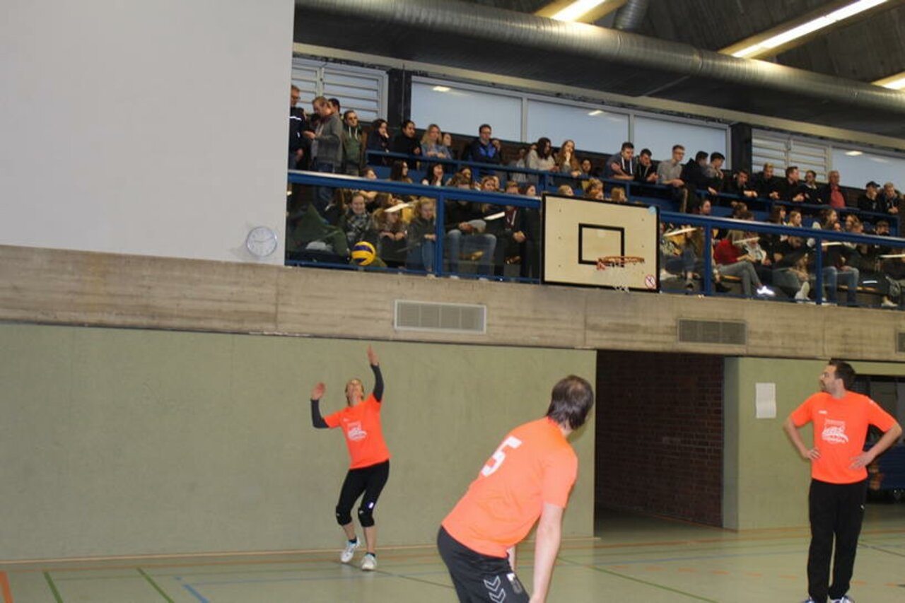 Tolle Spiele beim Weihnachts-Volleyballturnier Image 17