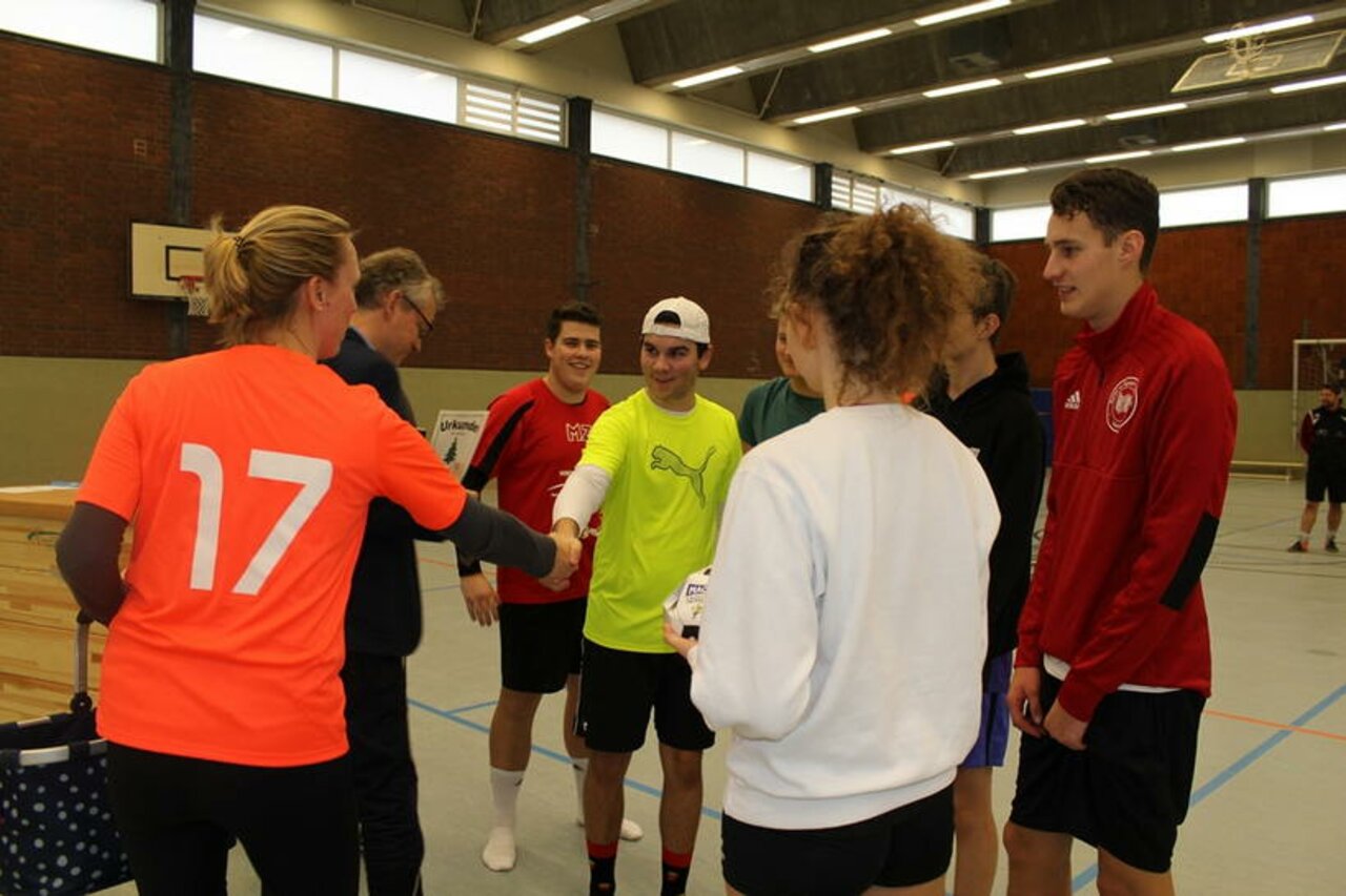Tolle Spiele beim Weihnachts-Volleyballturnier Image 2