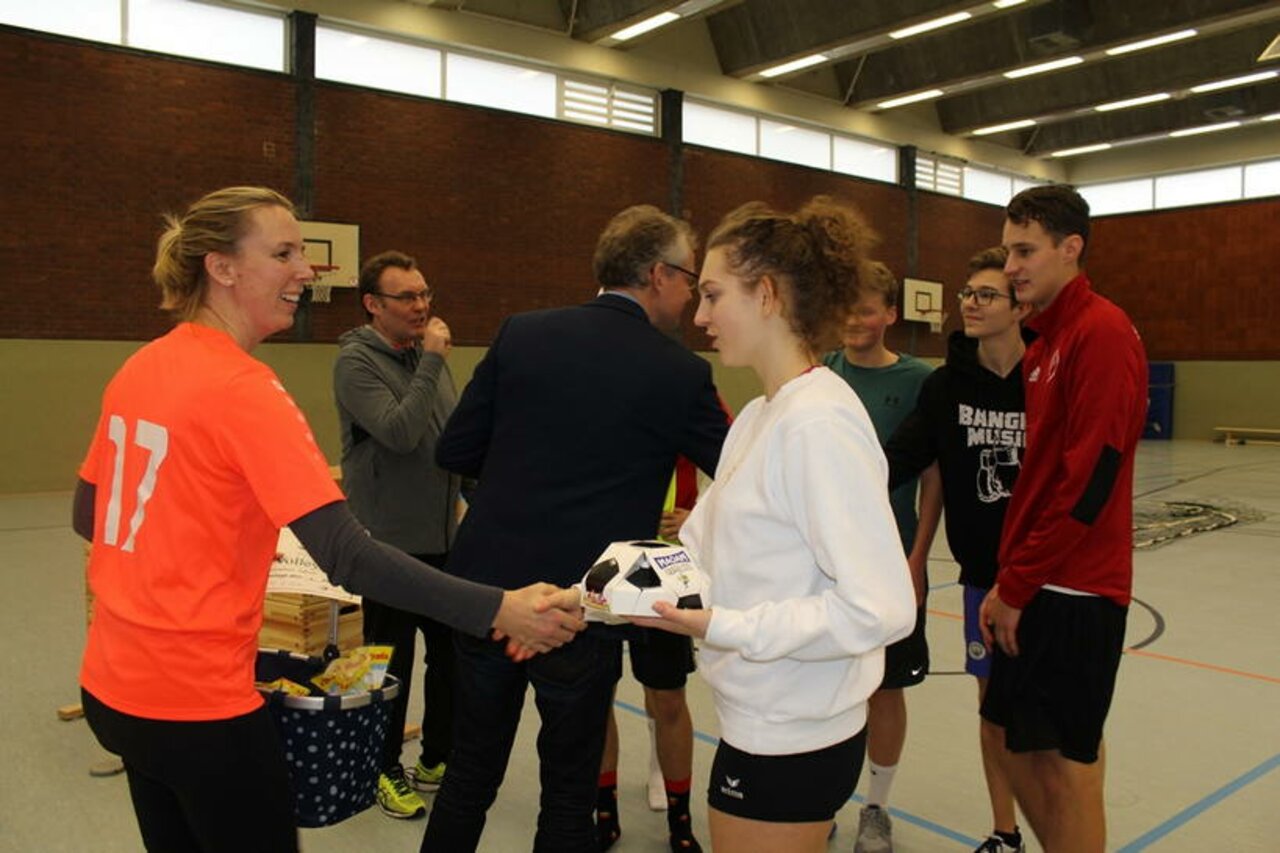 Tolle Spiele beim Weihnachts-Volleyballturnier Image 3