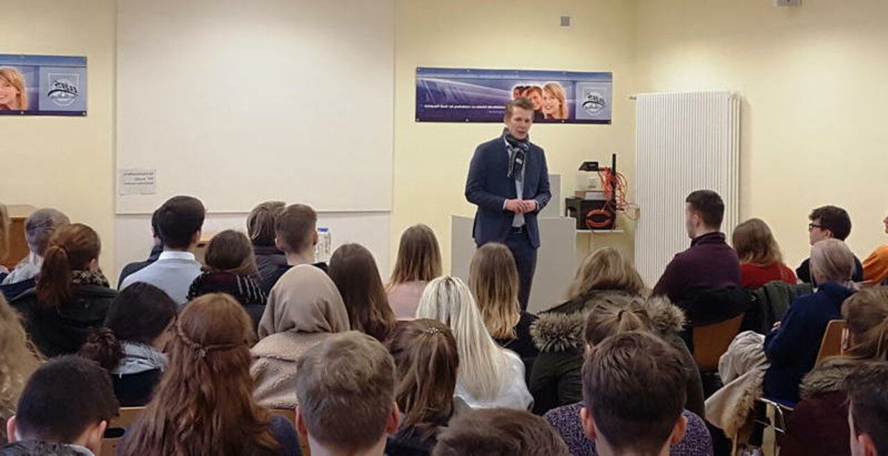 MdB Matthias Seestern-Pauly zu Gast an unserer Schule Image 4