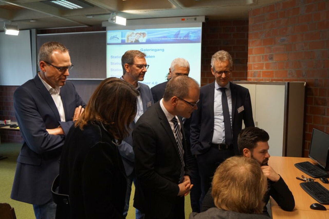 Projekt „Industrie 4.0“: Kultusminister Tonne begutachtet Fortschritte Image 5
