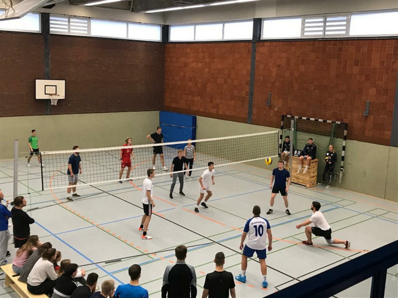 Spannende Spiele beim diesjährigen Weihnachts-Volleyballturnier Image 10