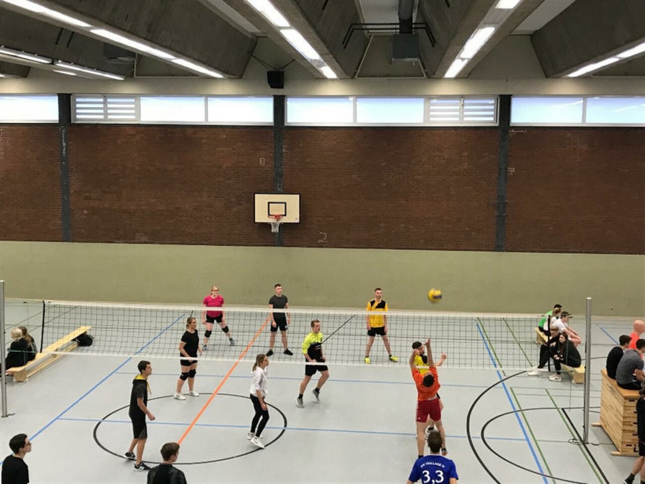 Spannende Spiele beim diesjährigen Weihnachts-Volleyballturnier Image 11