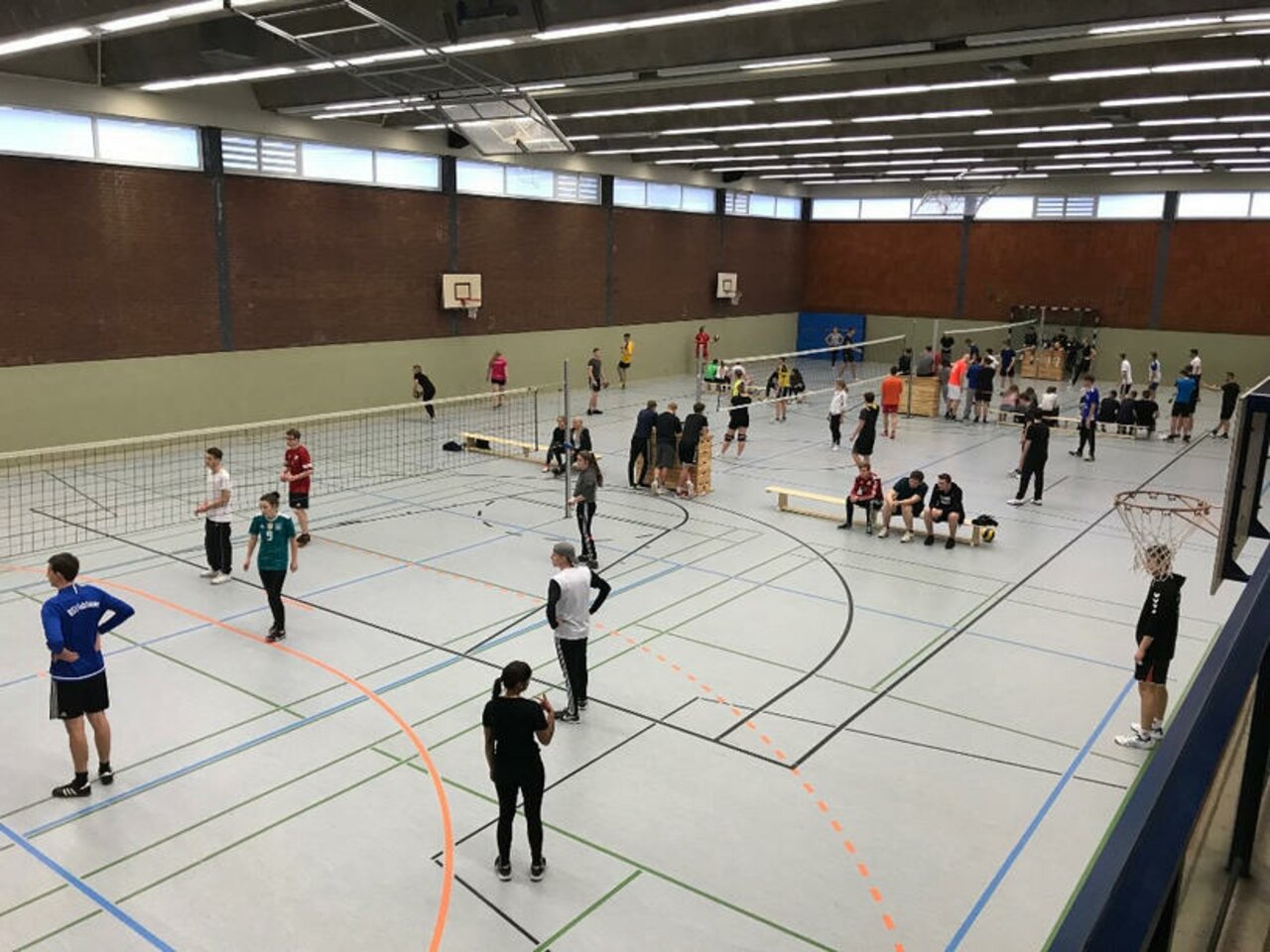 Spannende Spiele beim diesjährigen Weihnachts-Volleyballturnier Image 12