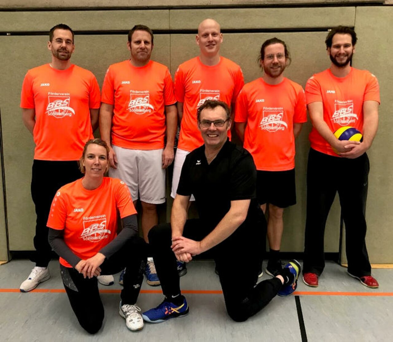 Spannende Spiele beim diesjährigen Weihnachts-Volleyballturnier Image 13