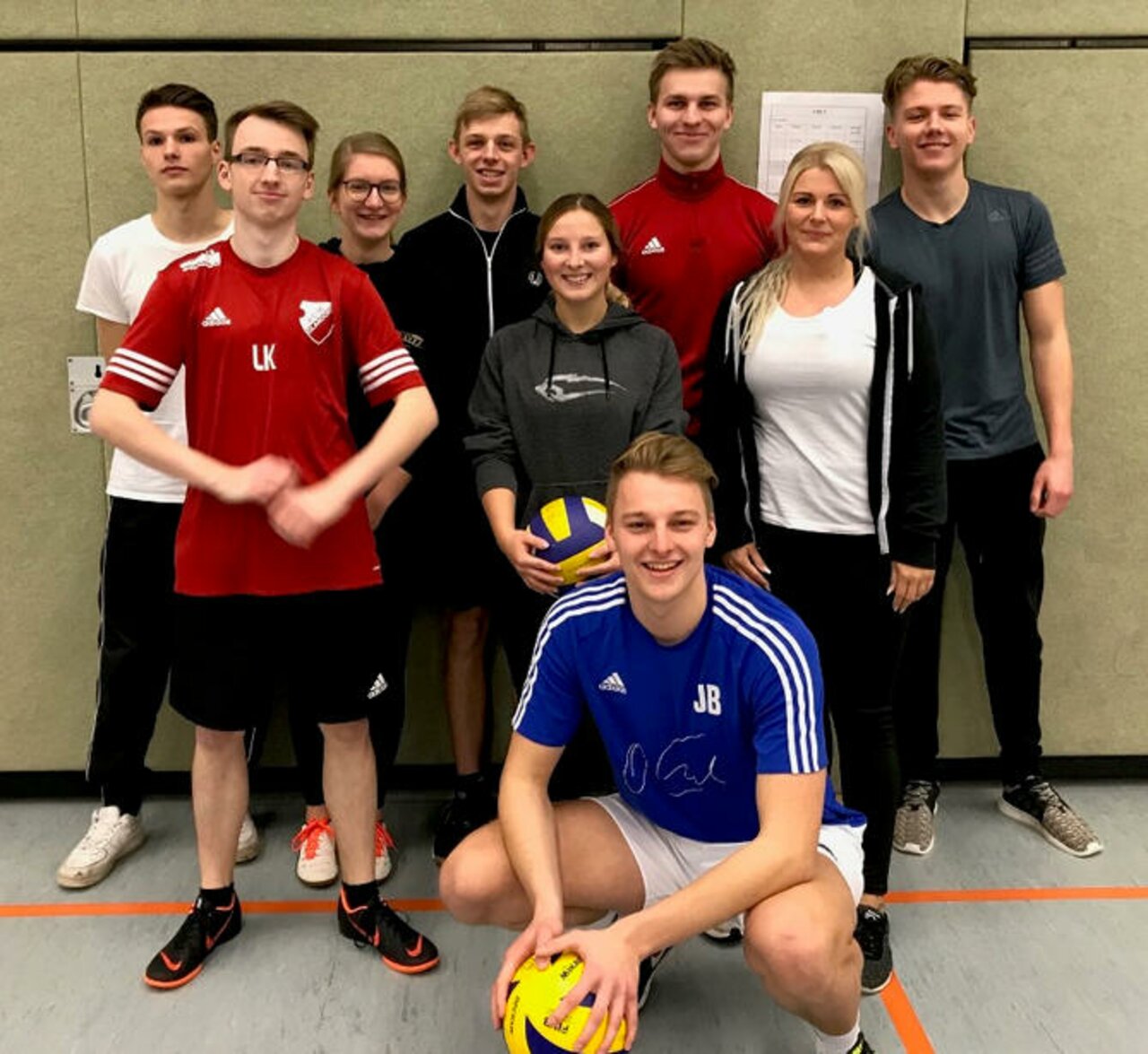 Spannende Spiele beim diesjährigen Weihnachts-Volleyballturnier Image 18