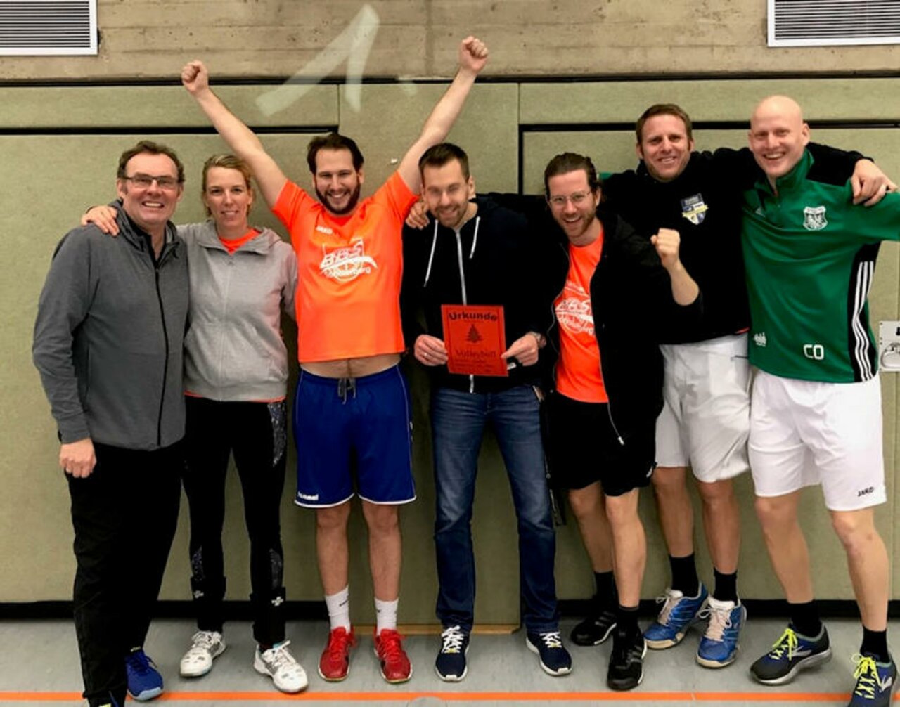 Spannende Spiele beim diesjährigen Weihnachts-Volleyballturnier