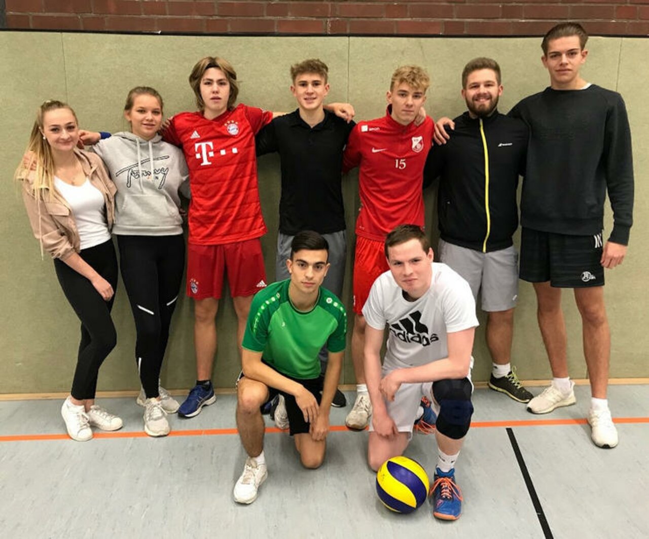 Spannende Spiele beim diesjährigen Weihnachts-Volleyballturnier Image 22