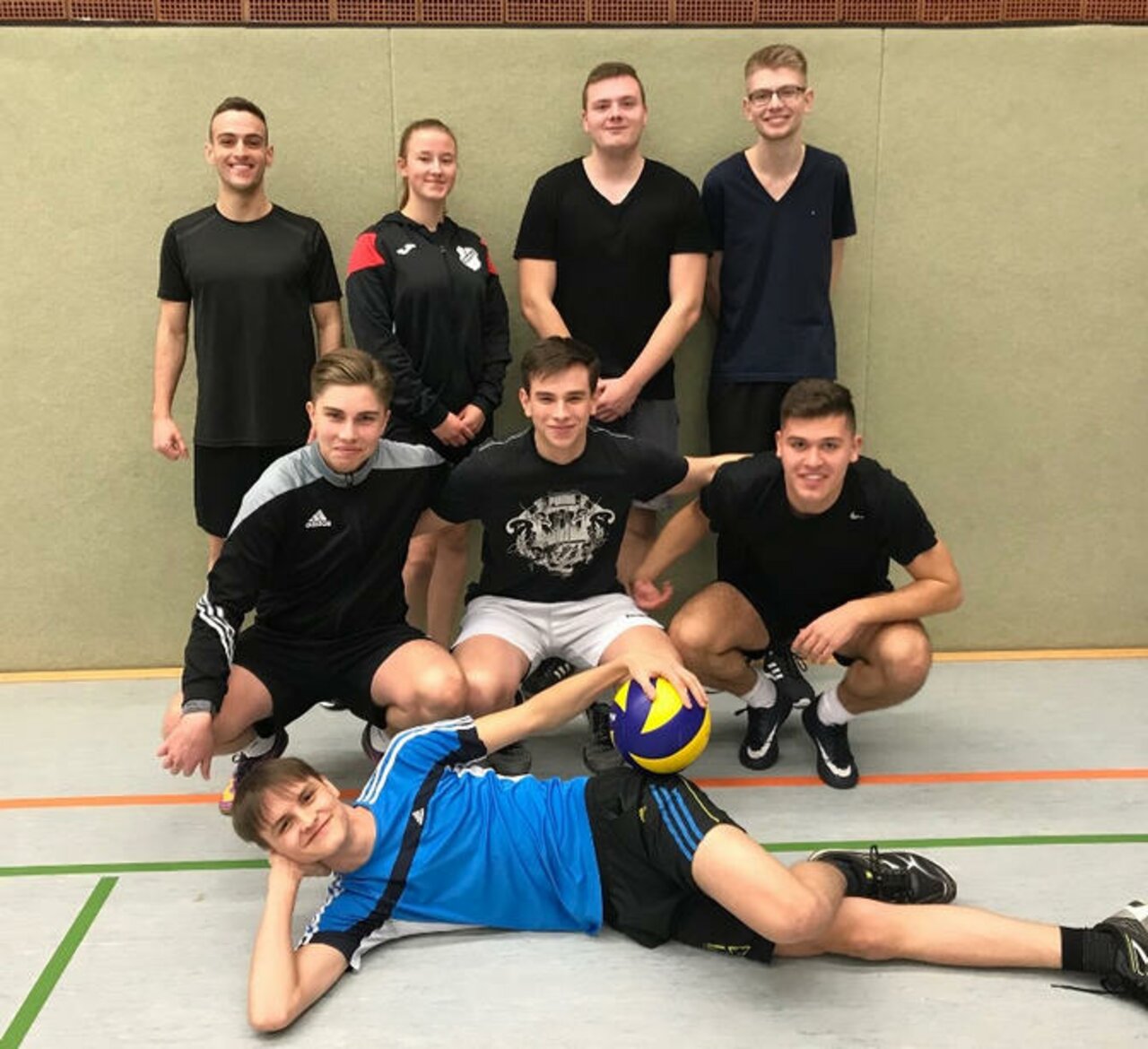Spannende Spiele beim diesjährigen Weihnachts-Volleyballturnier Image 23
