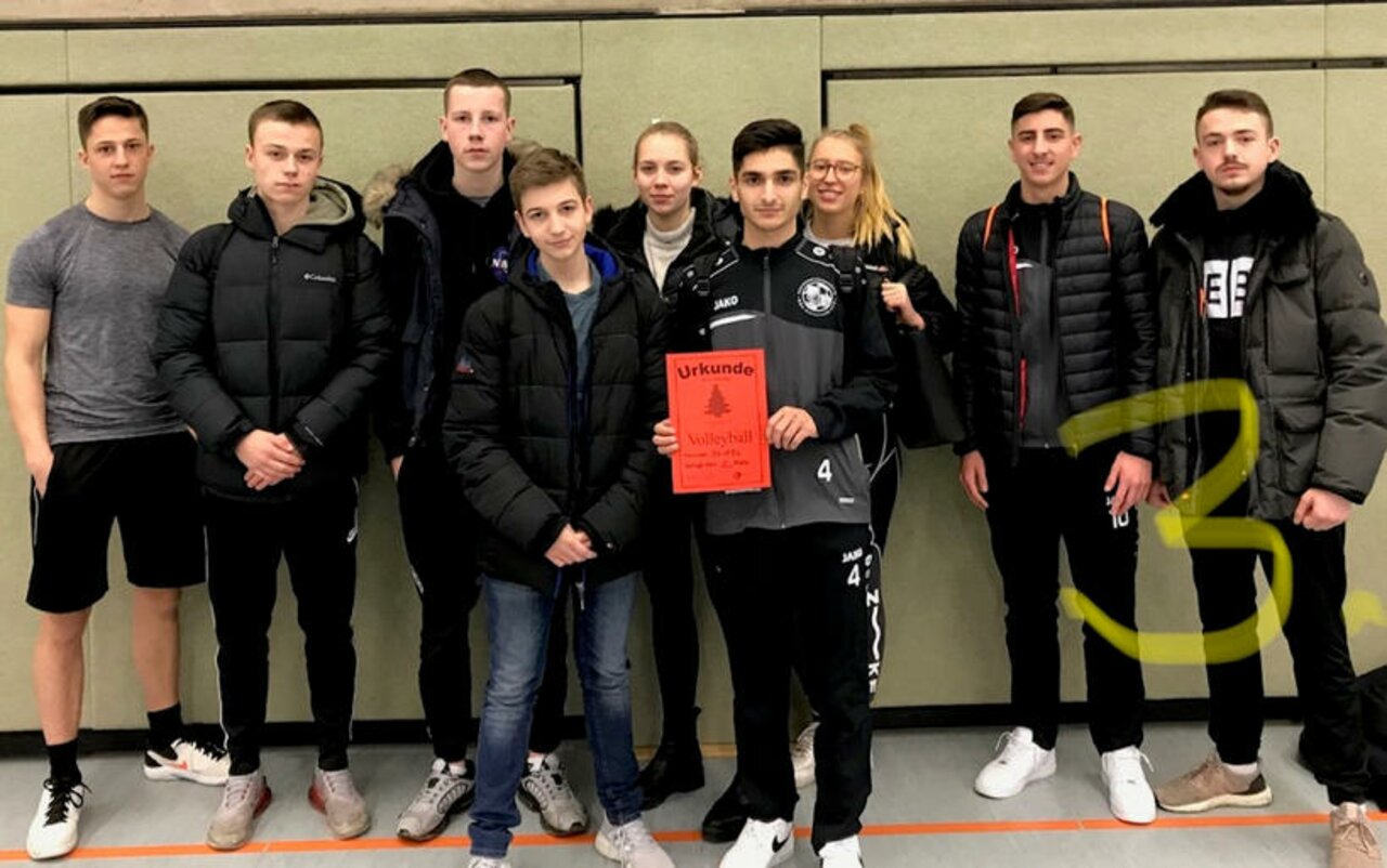 Spannende Spiele beim diesjährigen Weihnachts-Volleyballturnier Image 3