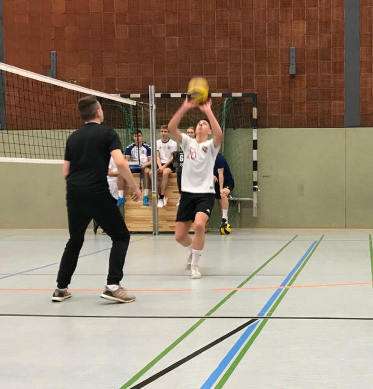 Spannende Spiele beim diesjährigen Weihnachts-Volleyballturnier Image 6