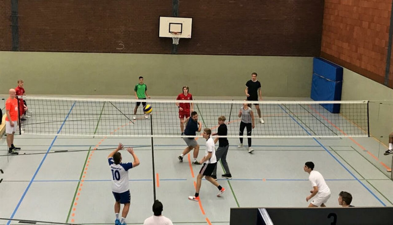 Spannende Spiele beim diesjährigen Weihnachts-Volleyballturnier Image 9