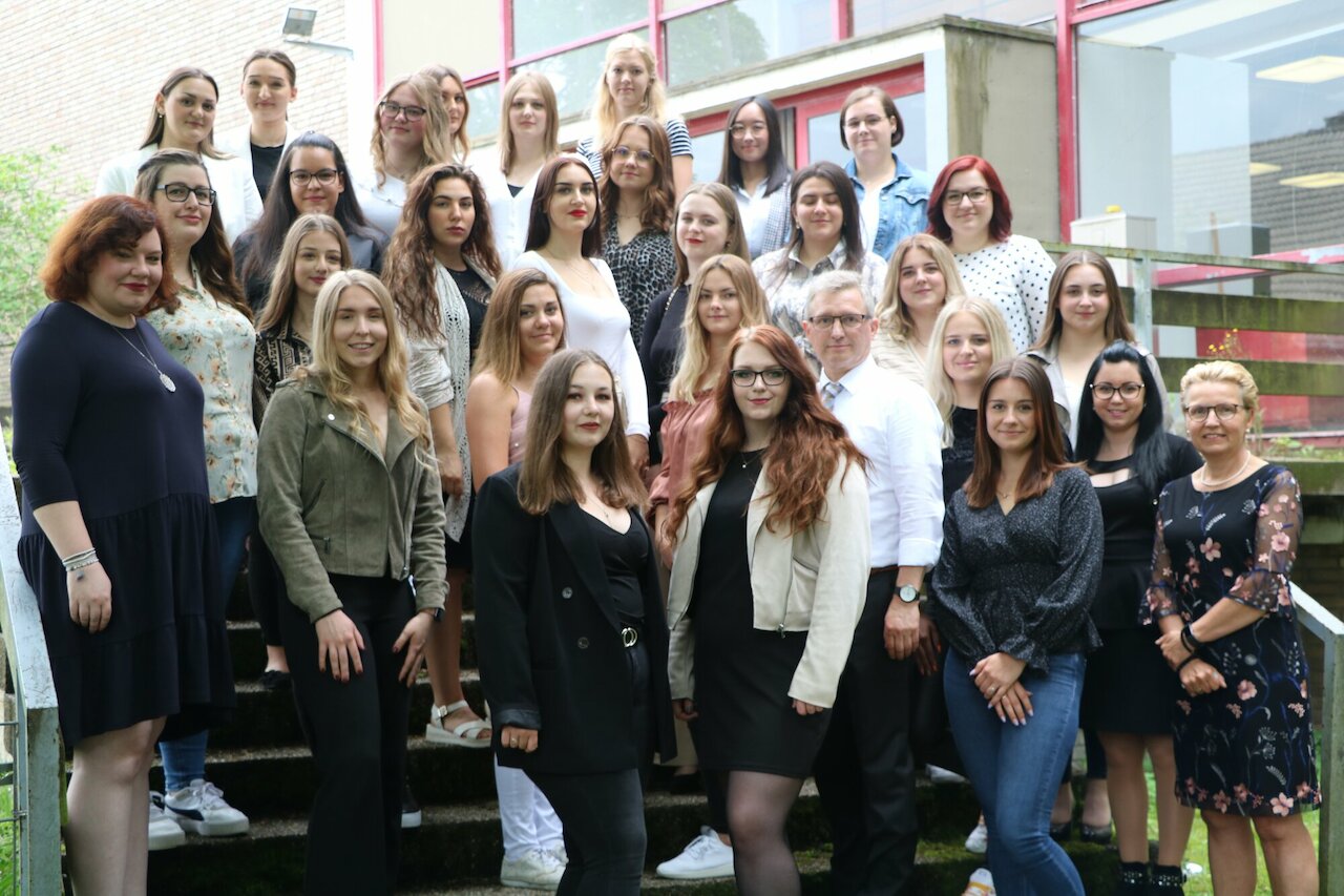 30 glückliche Rechtsanwalts- bzw. Rechtsanwalts- und Notarfachangestellte Image 1