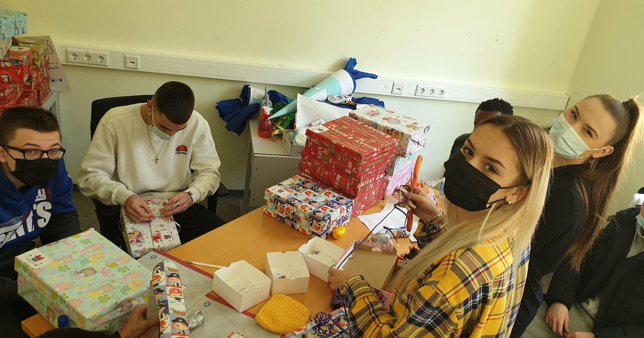 Weihnachtspäckchen für Kinder und Jugendliche Image 1