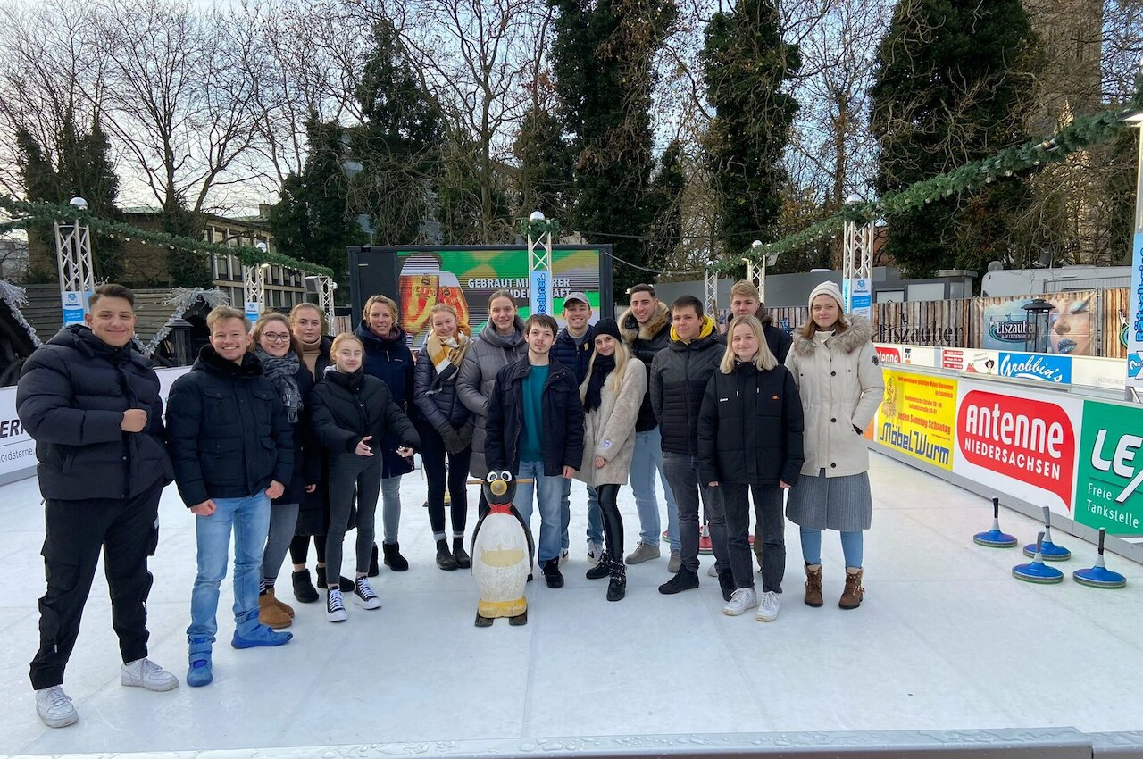 Sportkurs beim Eisstockschießen Image 1