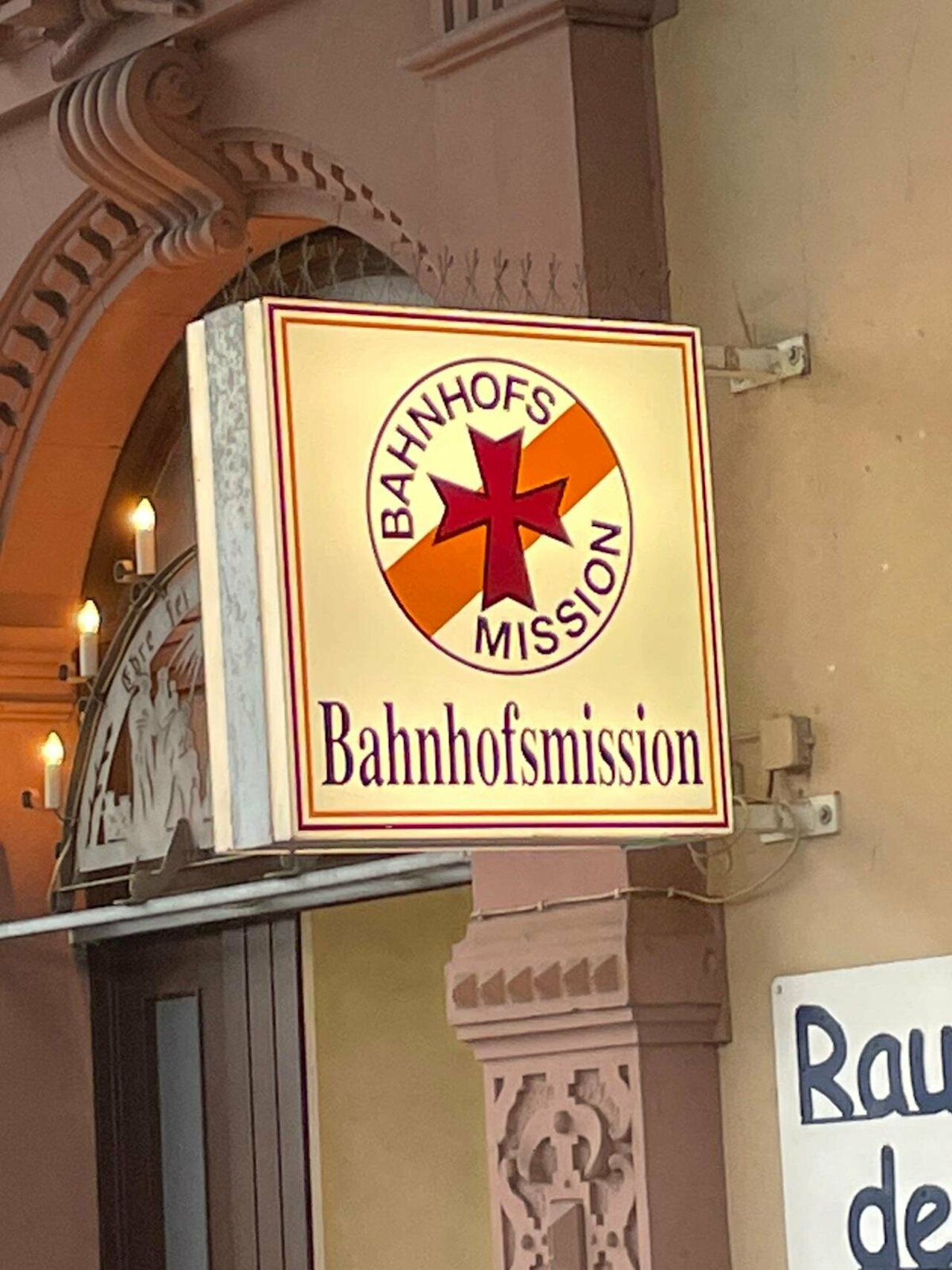 Religionskurs besucht die Bahnhofsmission