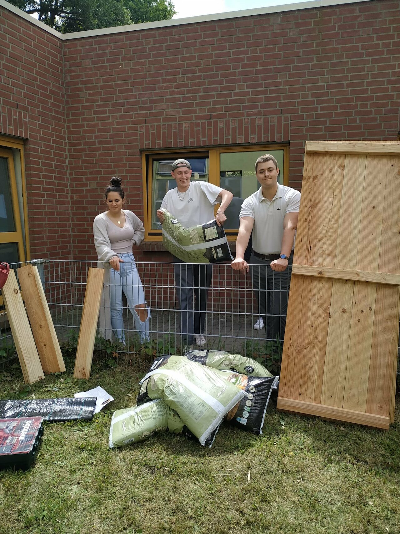 Unsere Schule grüner machen - Kräuter und Gemüse für alle! Image 2