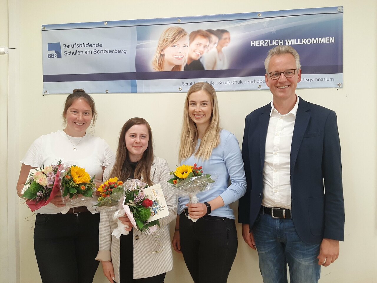 Abschied von unseren Vertretungslehrerinnen Image 1