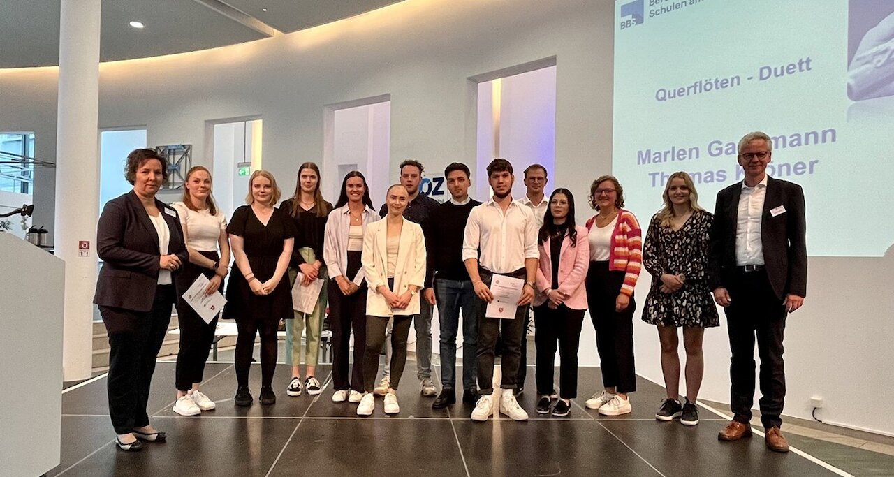 Englisch für Industriekaufleute - Feierliche Übergabe der KMK-Fremdsprachenzertifikate Image 1