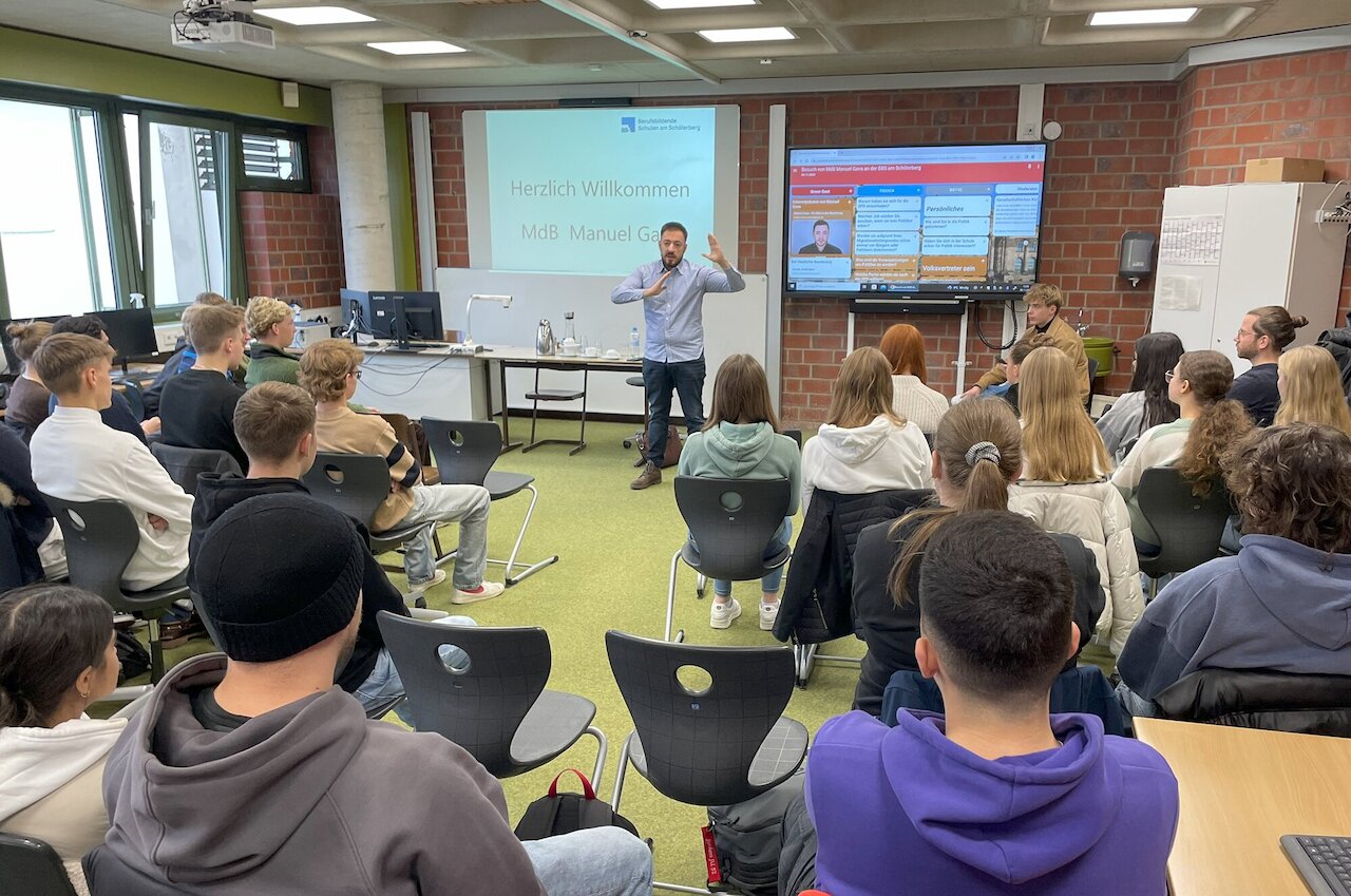Manuel Gava MdB im Dialog mit Schülerinnen und Schülern Image 1