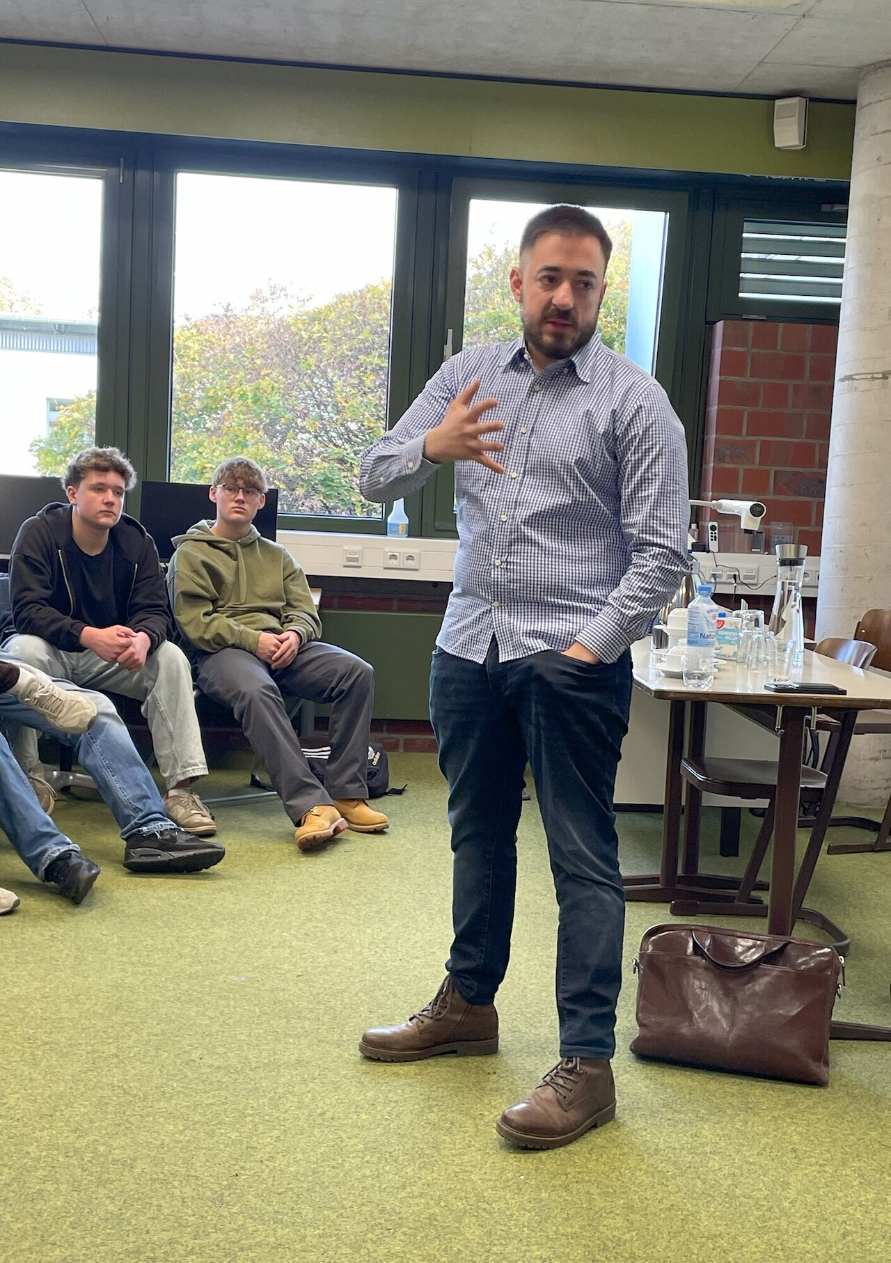 Manuel Gava MdB im Dialog mit Schülerinnen und Schülern Image 2