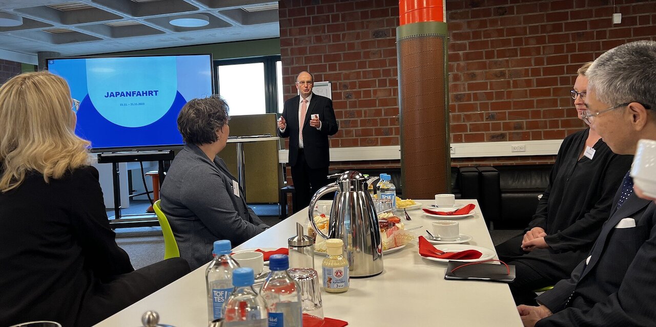 Japanischer Generalkonsul Toda besucht die BBS am Schölerberg Image 2