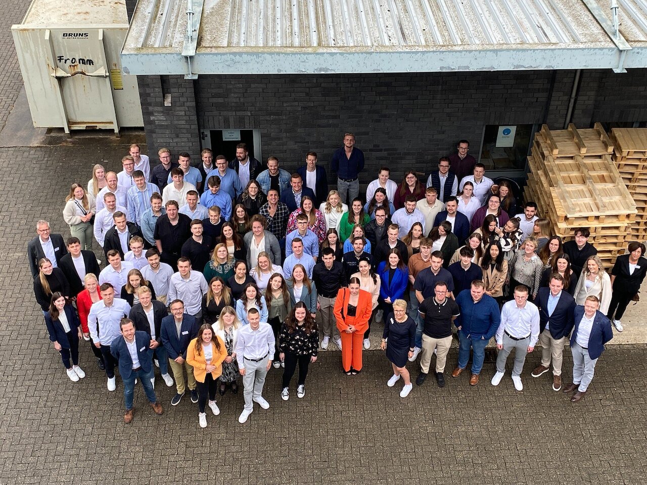 Abschlussfeier der Industriekaufleute, der Medienkaufleute Digital und Print und der Absolventinnen und Absolventen der VWA Image 1