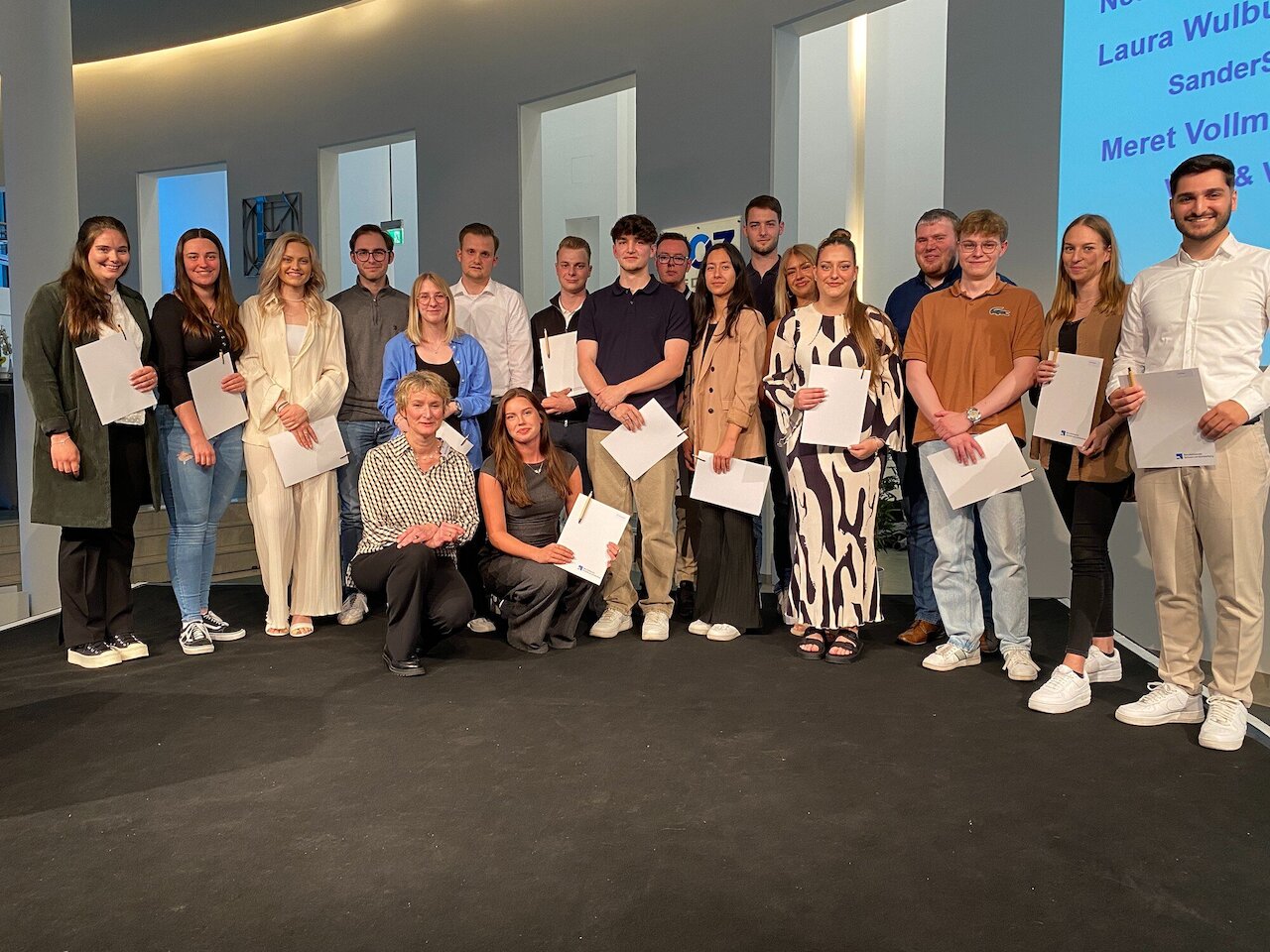 Abschlussfeier der Industriekaufleute, der Medienkaufleute Digital und Print und der Absolventinnen und Absolventen der VWA   Image 4