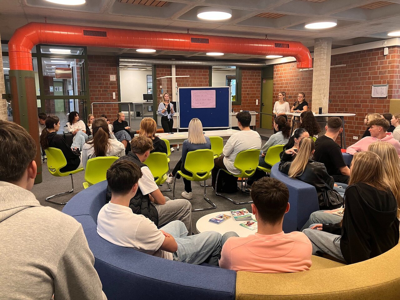 Pilotprojekt „Individuelles Lernen“ in der Fachoberschule gestartet Image 2