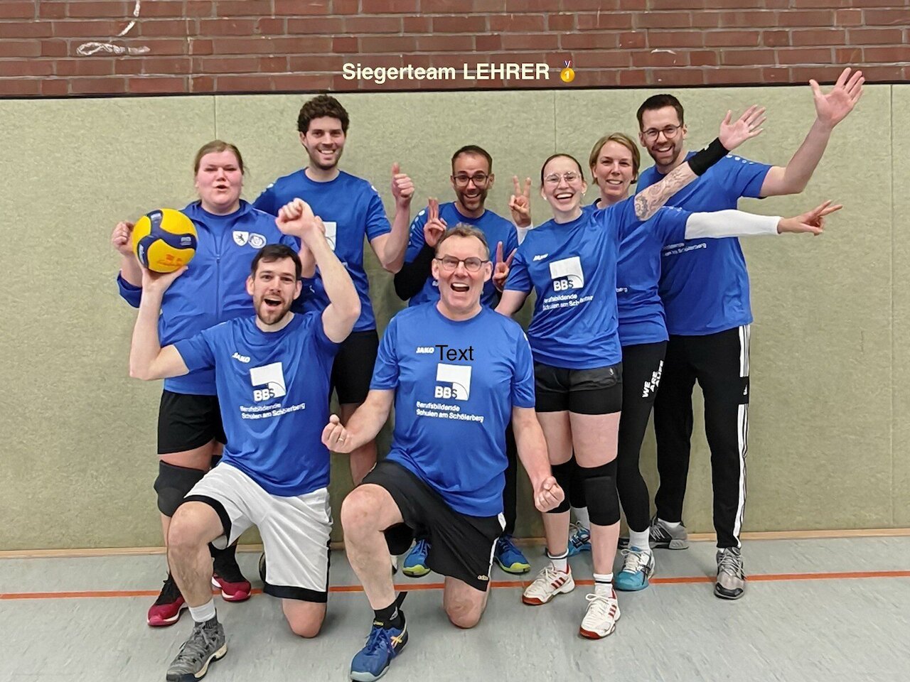 Spannende Spiele beim Weihnachts-Volleyballturnier Image 1