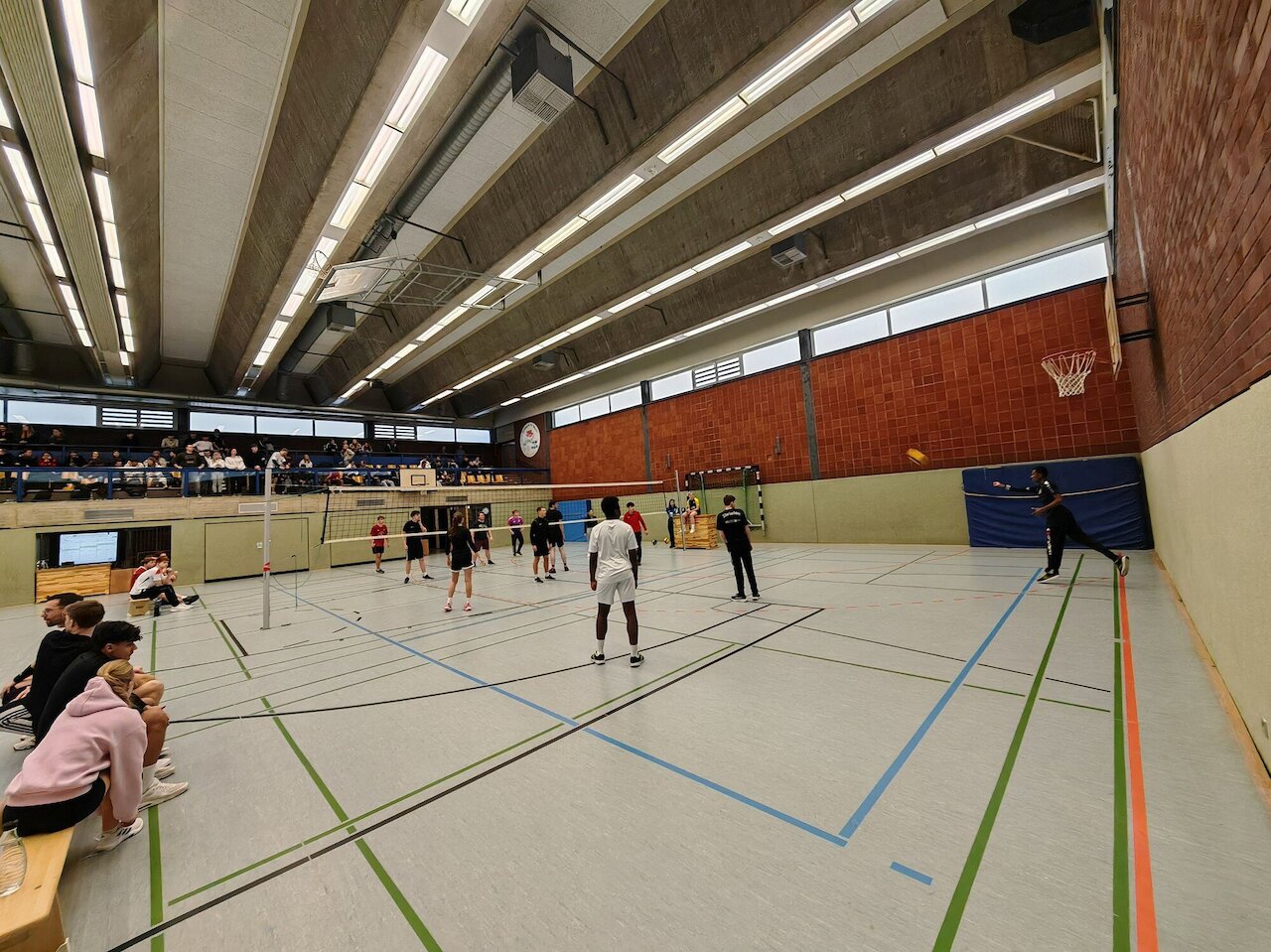 Spannende Spiele beim Weihnachts-Volleyballturnier Image 8