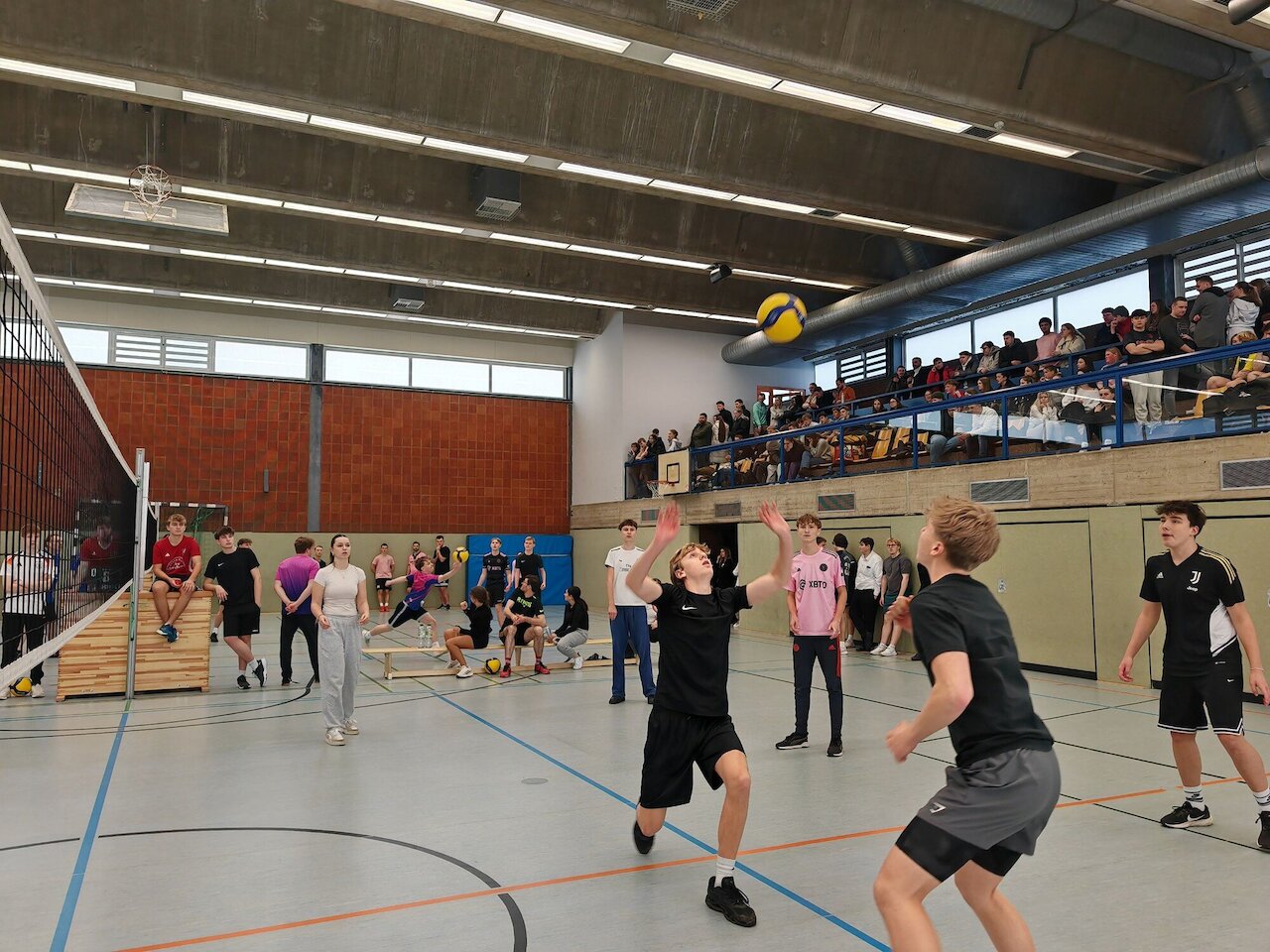 Spannende Spiele beim Weihnachts-Volleyballturnier Image 9