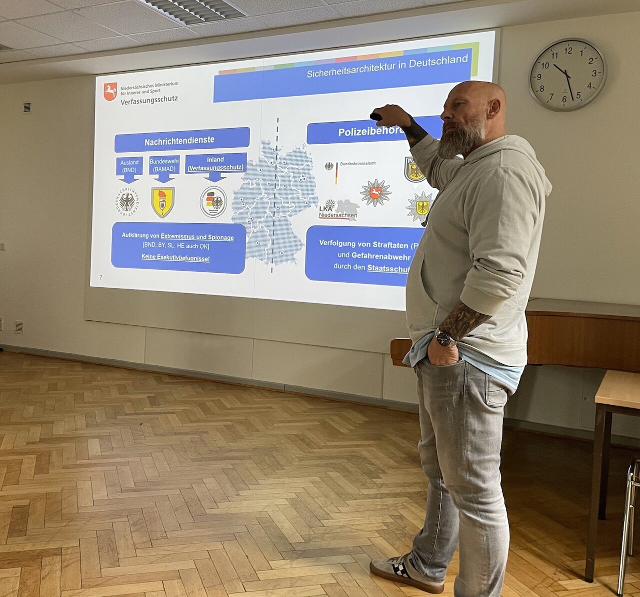 Politische Bildung hautnah: Der Niedersächsische Verfassungsschutz zu Gast an unserer Schule Image 1