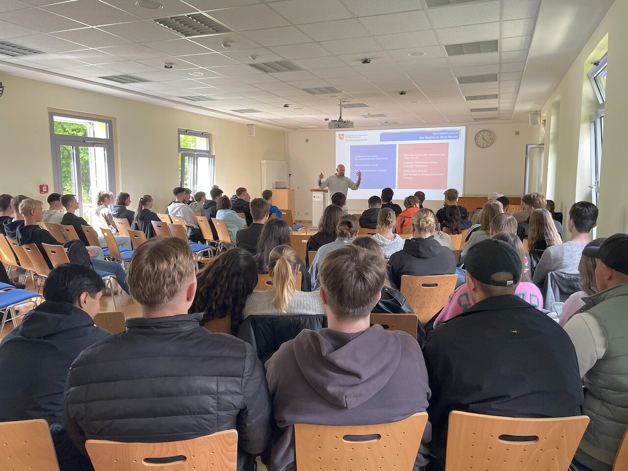 Politische Bildung hautnah: Der Niedersächsische Verfassungsschutz zu Gast an unserer Schule Image 2