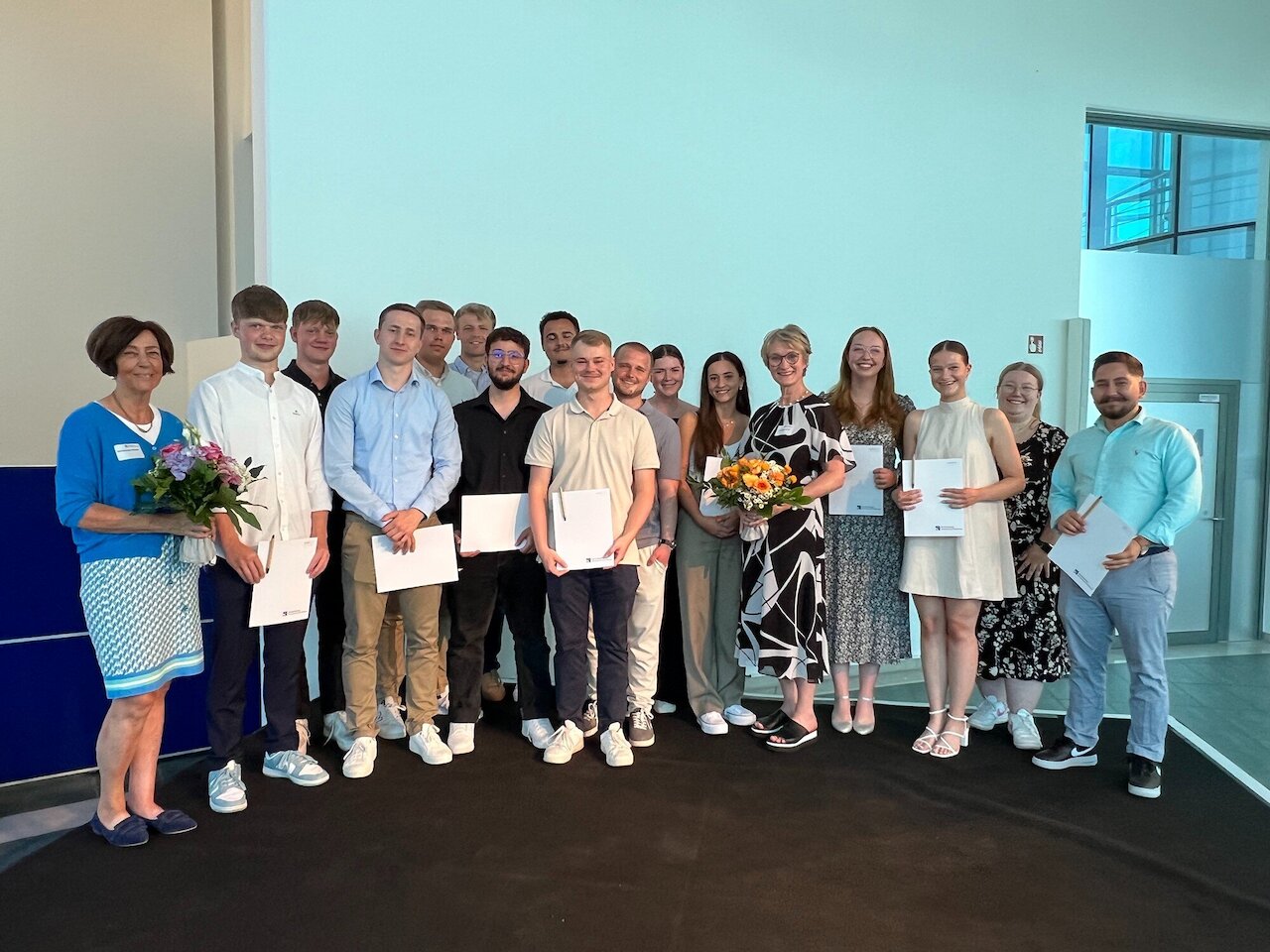 Feierliche Abschlussveranstaltung der Industriekaufleute, der Medienkaufleute Digital und Print und der Absolventinnen und Absolventen der VWA mit vielen Gästen Image 2